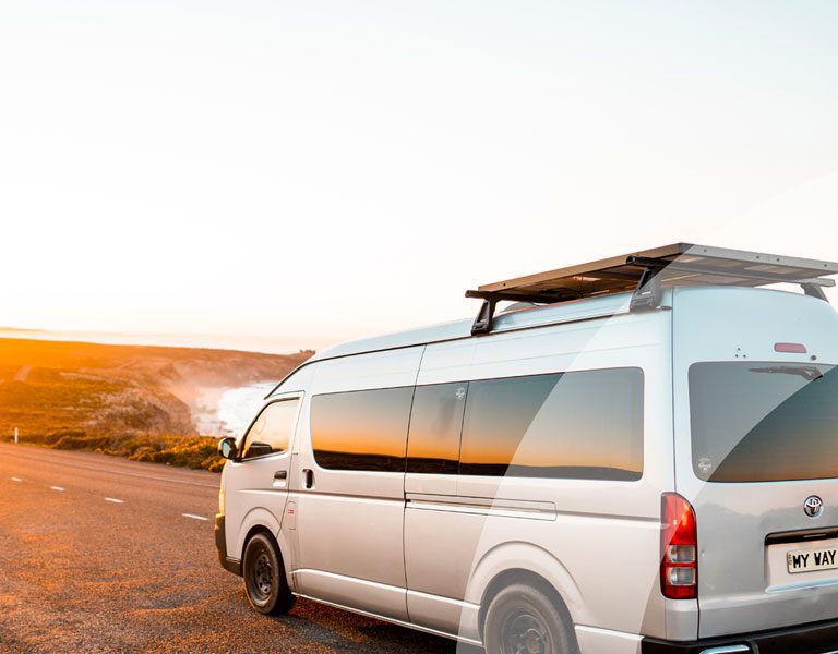 Ein Campingbus am Meer